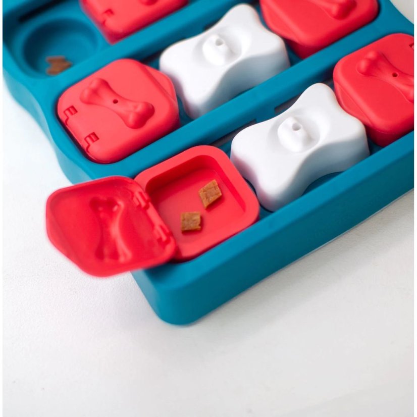 Nina Ottosson Dog Brick Level 2 - logická hra, psí puzzle, úroveň 2