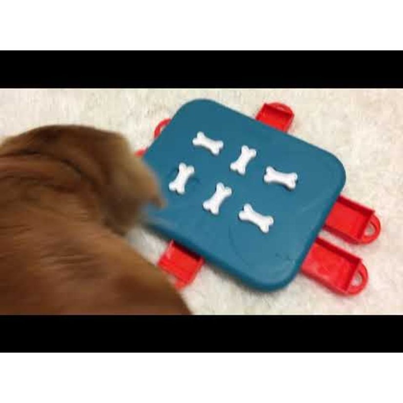 Nina Ottosson Dog Casino Level 3 - Interaktivní hra pro psy, úroveň 3