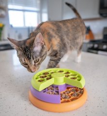 Nina Ottosson Cat Lickin' Layers Kitty Level 2 interaktivní hračka pro kočky, rotující vrstvy pamlsků, úroveň 2